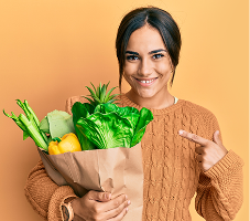 Ragazza con busta della spesa